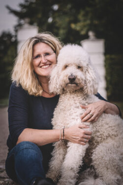 Portraitaufnahme Dogwalkerin beim Fotoshooting mit Hund.