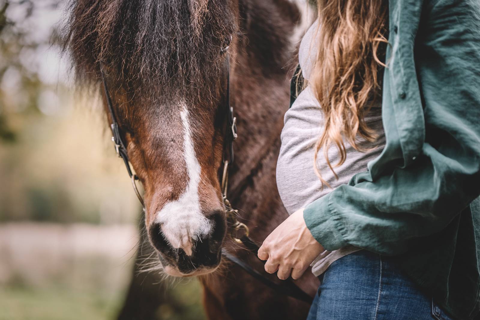 shooting mit babybauch und pferd 2